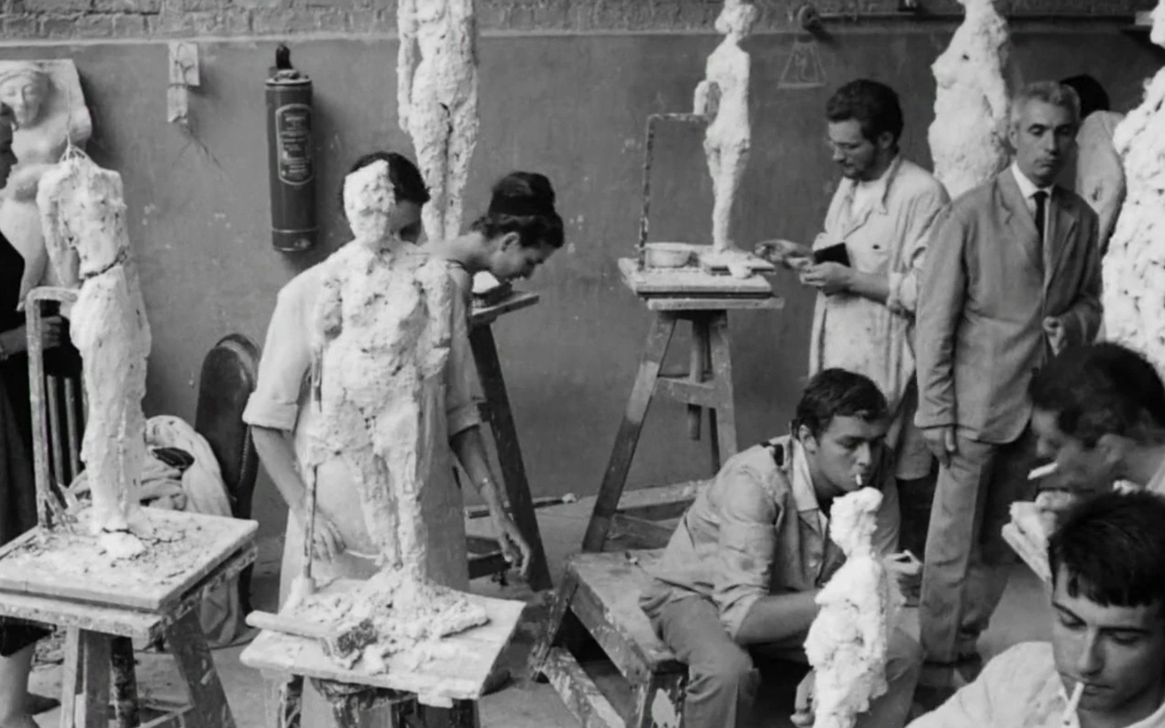 Estudantes trabalhando em esculturas num atelier