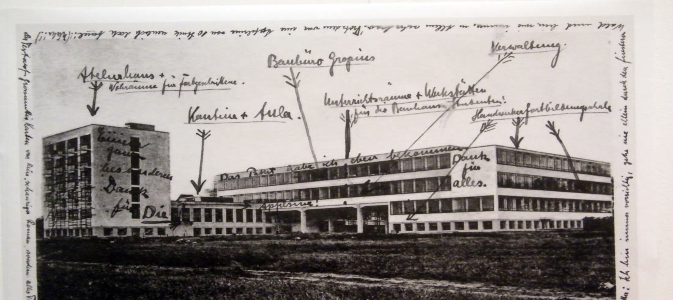 Fotografia do edifício da Bauhaus em Dessau, com anotações manuscritas